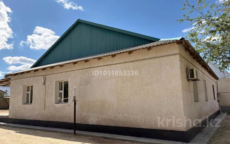 Часть дома · 5 комнат · 250 м² · 10 сот., Тобанияз 3 — 2-ауыл, Тобанияз-3 үй сатылады. Барлық жерге жақын, орталықта орналасқан. Жанында мектеп, балабақша, аудандық аурухана орналасқан. Барлық жағдайы жасалған. Гараж, сарай бар. Аулада жеміс ағаштары бар. Үйдегі барлық заттары қалады. за 16 млн ₸ в Бейнеу — фото 2