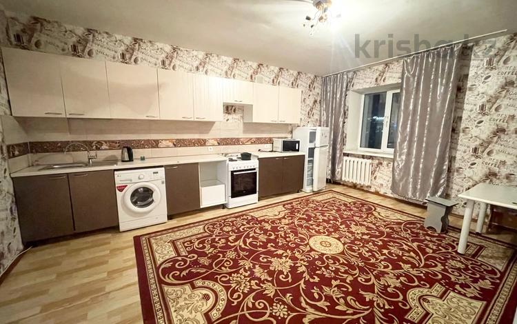 3-комнатная квартира, 93 м², 5/9 этаж помесячно, Сауран 5д — Алматы