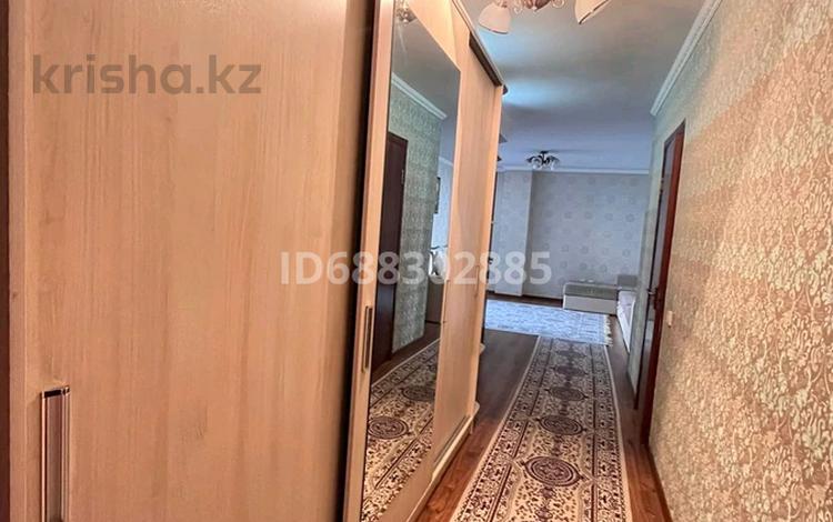 2-комнатная квартира, 54 м², 2/9 этаж помесячно, мкр Нурсат 2 31