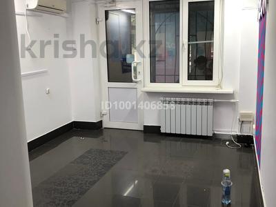 Свободное назначение, офисы, магазины и бутики, салоны красоты, медцентры и аптеки, образование, развлечения, кабинеты и рабочие места · 40 м² за 230 000 〒 в Уральске, мкр 4