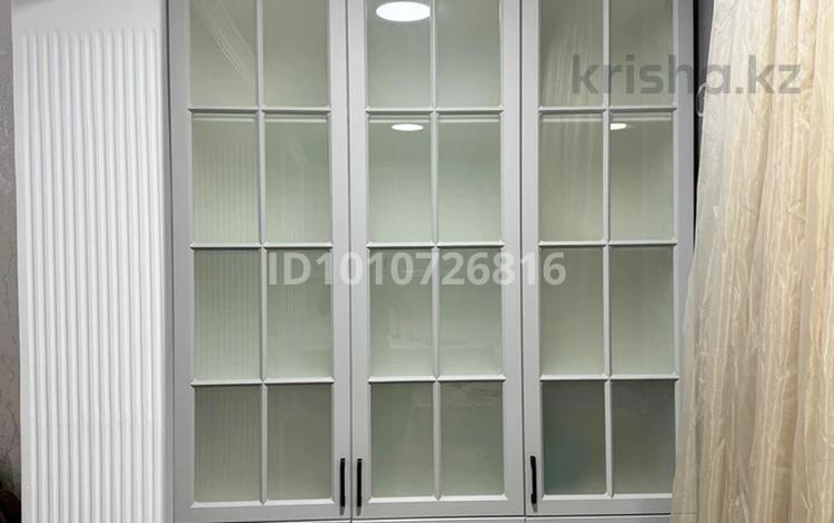 2-комнатная квартира · 57 м² · 2/5 этаж, 15-й мкр 5 — Сдается квартира в 15 мкр 5 доме с видом на море. Всё находится в шаговой доступности. Этажность дома 2/5 за 200 000 〒 в Актау — фото 2