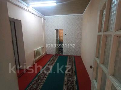 4-комнатный дом помесячно, 180 м², Султанбек Кожанова 87 за 200 000 〒 в Туркестане