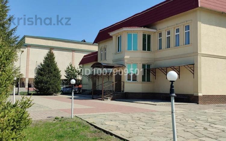Свободное назначение, офисы, магазины и бутики, общепит, салоны красоты, бани, гостиницы и зоны отдыха, медцентры и аптеки, образование, развлечения · 600 м² за 350 млн ₸ в Ушарале — фото 10