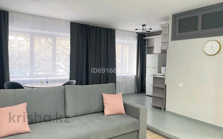 2-бөлмелі пәтер, 50 м², 2/5 қабат тәулігіне, Момышулы 9, бағасы: 18 000 〒 в Семее — фото 2