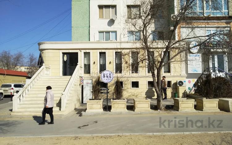 Офисы, магазины и бутики, салоны красоты, медцентры и аптеки, образование, конференц-залы, кабинеты и рабочие места, студии · 130 м² за 1.5 млн 〒 в Актау, 7-й мкр — фото 2