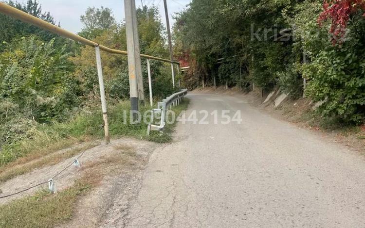 Идет вдоль дома. Велодорожка ограждение. Тени на стене дома. Идет вдоль дома. Идет вдоль дома.