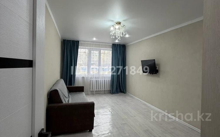 2-комнатная квартира · 49 м² · 1/5 этаж, мкр Айгуль, 1 завокзальный тупик 59 — Магазин Карусель, остановка Тюленина, таможня за 140 000 ₸ в Уральске — фото 2