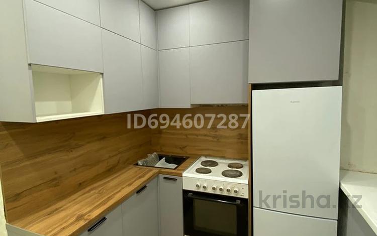 3-комнатная квартира · 58 м² · 1/5 этаж, Майкудук, 14й микрорайон 18 за 15 млн ₸ в Караганде, Алихана Бокейханова р-н — фото 2