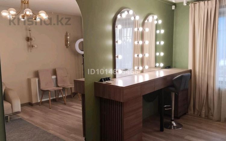 Офисы, салоны красоты, кабинеты и рабочие места · 17.4 м² за 80 000 ₸ в Караганде, Казыбек би р-н — фото 2