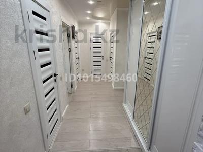 3-бөлмелі пәтер · 85 м² · 8/9 қабат, Центральный ш/а., Б Момышулы 25 — Канцева, бағасы: 300 000 ₸ в Атырау, мкр Центральный
