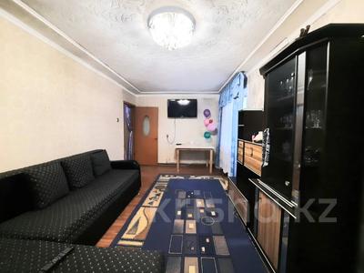 2-комнатная квартира, 43 м², 4/5 этаж, Майкудук, Майкудук, 12й микрорайон за 10.5 млн 〒 в Караганде, Алихана Бокейханова р-н