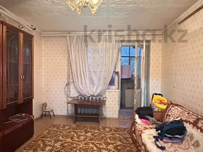 3-бөлмелі пәтер, 62 м², 3/5 қабат, мкр 4 15, бағасы: 19 млн 〒 в Уральске, мкр 4