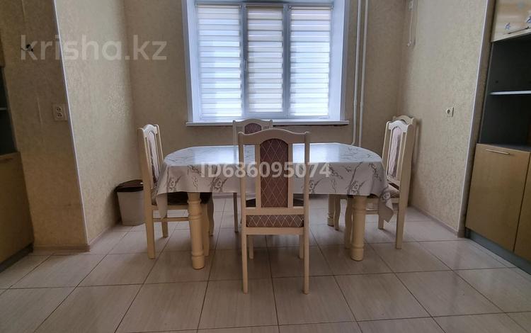 4-комнатная квартира · 107.2 м² · 5/6 этаж, Алия Молдагулова 3 — Жд вокзал за 35 млн 〒 в Уральске — фото 16