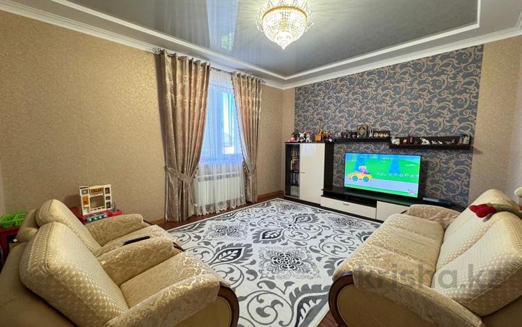 Жеке үй • 6 бөлмелер • 360 м² • 10 сот., мкр. Алтын орда, Береке 32, бағасы: 89 млн 〒 в Актобе, мкр. Алтын орда — фото 2