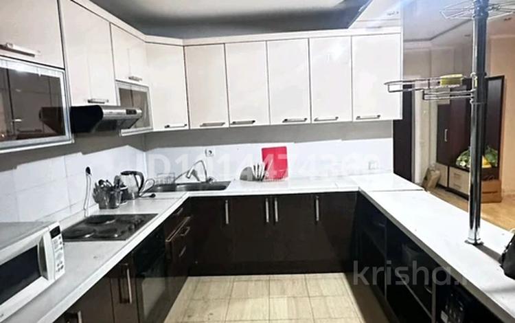 3-комнатная квартира · 120 м² · 13/17 этаж, Кабанбай батыра 11 за 300 000 ₸ в Астане, Есильский р-н — фото 2