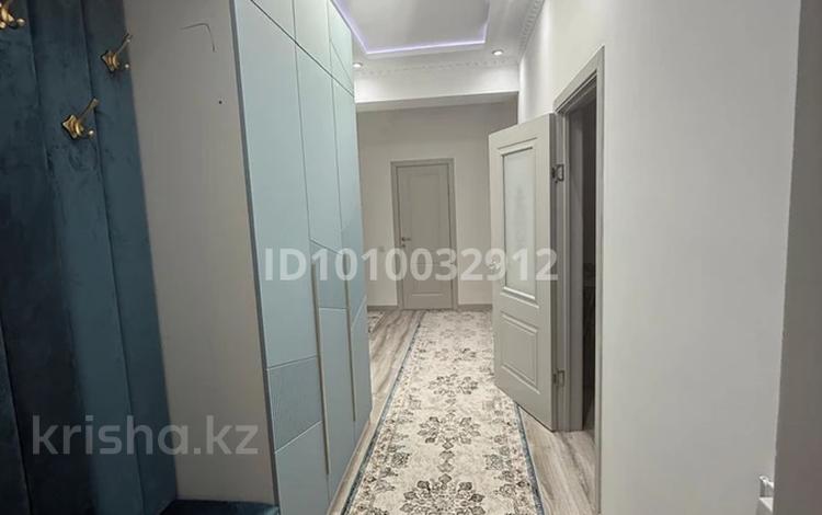 2-комнатная квартира · 70 м² · 3/9 этаж, мкр Нурсая, Абулхайыр хана 51а за 300 000 〒 в Атырау — фото 2