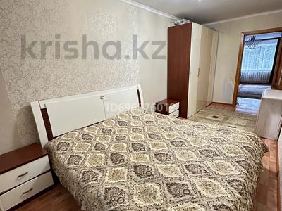 3-комнатная квартира · 57.5 м² · 1/5 этаж, Локомотивная 143 за 13.5 млн 〒 в Караганде, Алихана Бокейханова р-н