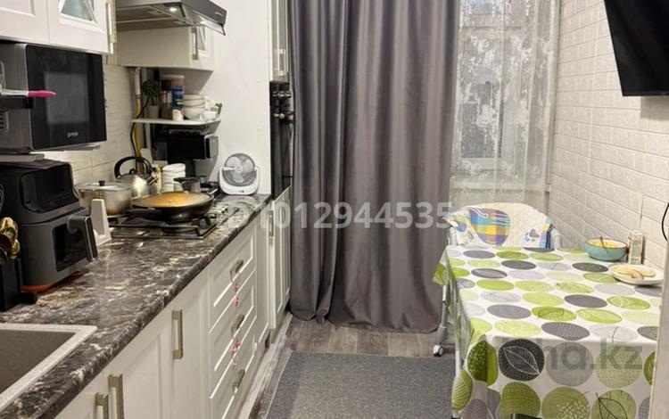 3-комнатная квартира · 63.2 м² · 5/5 этаж, мкр 8 283/4 — За рынком Алтай за 16.3 млн ₸ в Актобе — фото 2
