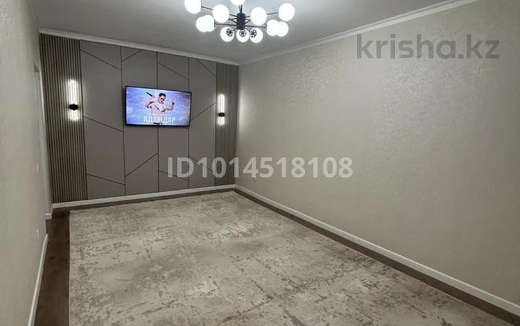 2-комнатная квартира · 60 м² · 6/9 этаж, мкр. Зачаганск пгт, Мкр. Зачаганск пгт Бирлик 35 — Продается уютная и светлая квартира в хорошем, развивающемся районе. Квартира теплая, с удобной планировкой, чистым подъездом и спокойными соседями. Сделан хороший ремонт, можно сразу заехать и жить. В квартире установлен кондиционер.Остается вся мебель. Холодильник, морозильник и телевизор забираем.Рядом находятся школа, детский сад, магазины, аптеки, остановки. Всё необходимое для комфортной жизни рядом.Возможен торг при осмотре за 25 млн ₸ в Уральске — фото 2