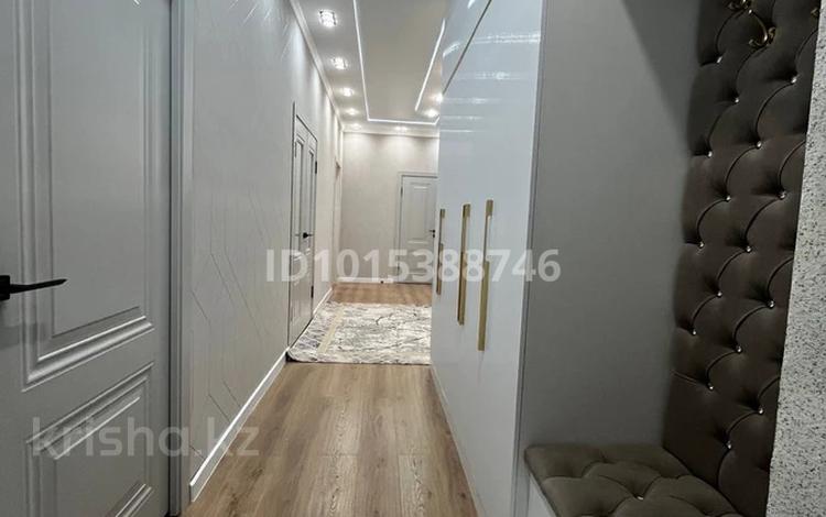 3-комнатная квартира · 100.7 м² · 9/10 этаж, 16-й мкр 76 за 31.5 млн ₸ в Актау — фото 2