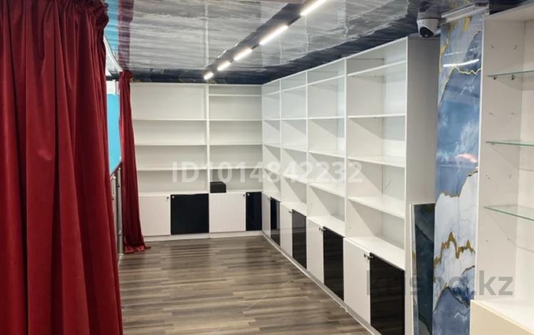 Магазины и бутики, склады, салоны красоты · 35 м² за 160 000 ₸ в Атырау — фото 2