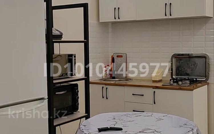 2-бөлмелі пәтер · 45 м² · 1 қабат, Мәншүк маметова 42а — После тц Сауран За остановкой маслором, бағасы: 200 000 ₸ в Атырау, мкр Жилгородок — фото 2