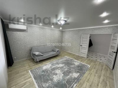 2-комнатная квартира · 82 м² · 1/5 этаж, мкр Строитель, Циолковского 5А корпус 1 — Пр.Абулхаир Хана за 30.5 млн 〒 в Уральске