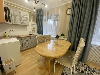 2-бөлмелі пәтер, 50 м², 1/5 қабат тәулігіне, мкр Новый Город 27 — Торговый дом Галерея, бағасы: 15 000 〒 в Караганде, Казыбек би р-н