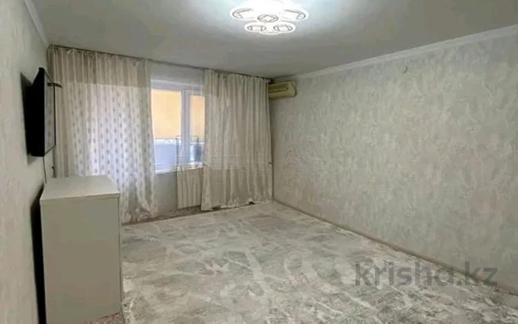 2-комнатная квартира, 51 м², 1/6 этаж, джангильдина за 12.8 млн 〒 в Актобе, мкр. Курмыш — фото 2