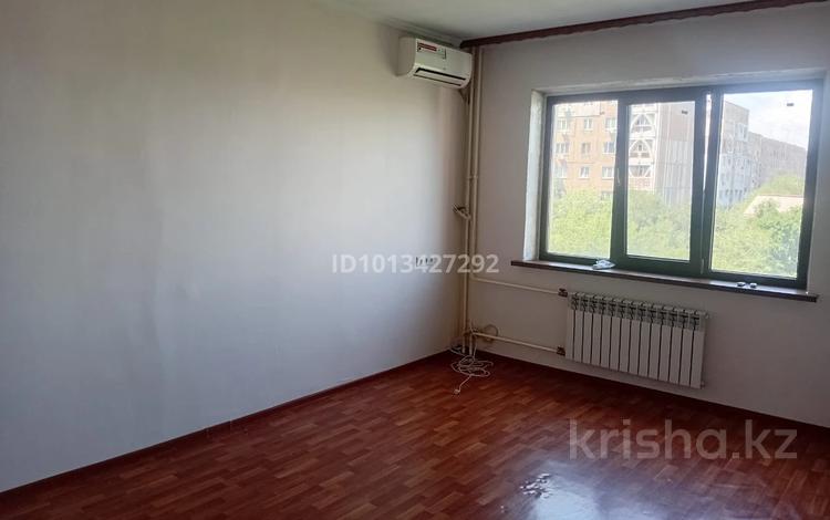 2-бөлмелі пәтер · 60 м² · 6/9 қабат, мкр Аксай-4 81 — Улугбека Саина, бағасы: 38 млн ₸ в Алматы, Ауэзовский р-н — фото 2