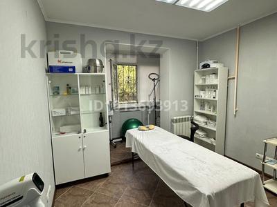 Салоны красоты, медцентры и аптеки · 60 м² за 100 000 ₸ в Актобе, мкр 8