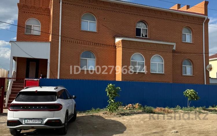 Отдельный дом · 10 комнат · 550 м² · 10 сот., мкр Атырау, Куат толеков 45 за 70 млн 〒 — фото 2