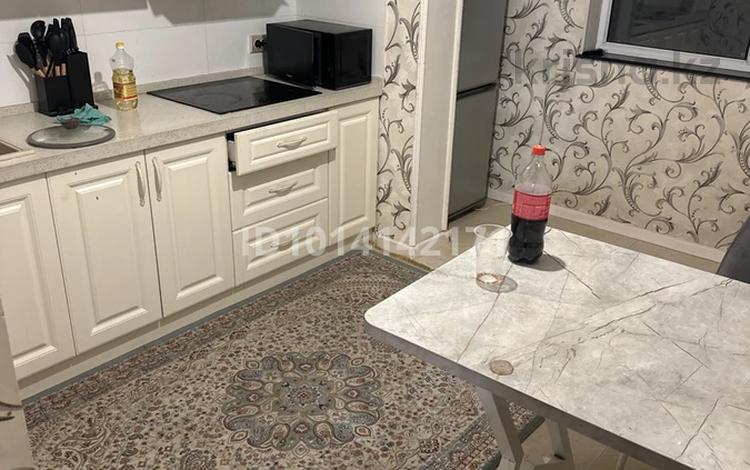 2-комнатная квартира · 59 м² · 10/12 этаж, мкр Акбулак 107 за 120 000 ₸ в Алматы, Алатауский р-н — фото 2