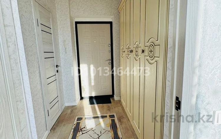 1-комнатная квартира · 37 м² · 14/17 этаж, мкр Юго-Восток, Бауыржана Момышулы 28 за 12 000 ₸ в Караганде, Казыбек би р-н — фото 2