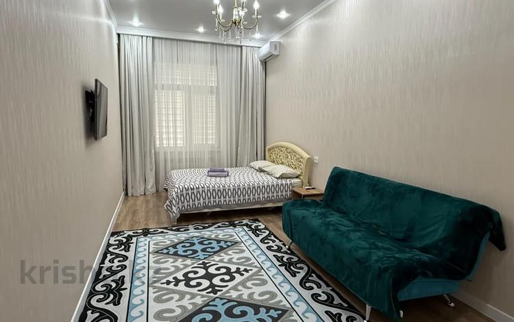 1-комнатная квартира · 52 м² · 7/12 этаж, 17-й мкр 55 за 200 000 ₸ в Актау — фото 2
