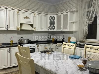 4-комнатный дом помесячно, 100 м², Суюнбая 489 а за 300 000 〒 в Алматы, Турксибский р-н