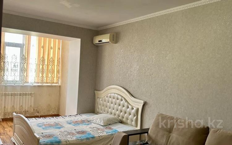 1-бөлмелі пәтер, 45 м², 4/5 қабат, мкр. Алтын орда, тауелсиздик, бағасы: 16.8 млн 〒 в Актобе, мкр. Алтын орда — фото 2