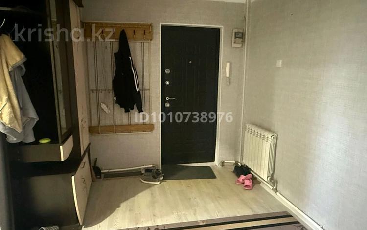 2-бөлмелі пәтер · 55.8 м² · 2/5 қабат, мкр 8, Гришина 64/1 — Сзади пожарной санчасти, бағасы: 180 000 ₸ в Актобе — фото 2