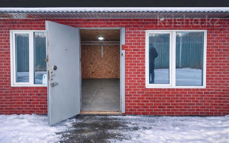 Свободное назначение, офисы, магазины и бутики, склады, азс, автосервисы и автомойки, общепит, салоны красоты, сельское хозяйство, бани, гостиницы и зоны отдыха, фитнес и спорт, медцентры и аптеки, образование, развлечения, конференц-залы, кабинеты и рабочие места, студии · 12 м² за 5 500 〒 в Усть-Каменогорске, Ульбинский — фото 2