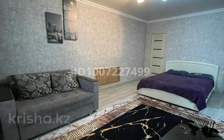 1-комнатная квартира · 42 м² · 1/5 этаж, мкр Новый Город, Назарбаева 17 за 9 000 ₸ в Караганде, Казыбек би р-н — фото 2