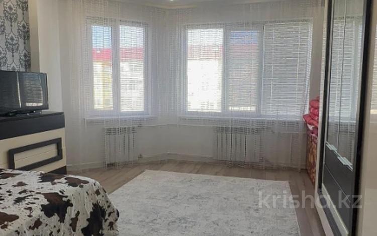 2-бөлмелі пәтер · 74 м² · 8/9 қабат, мкр. Алмагуль, Алмагуль 1, бағасы: 24 млн ₸ в Атырау — фото 5