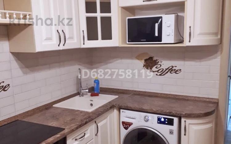 3-комнатная квартира · 62 м² · 2/5 этаж, Майкудук, Мкр Голубые пруды 11 — 77 школа за 230 000 ₸ в Караганде, Алихана Бокейханова р-н — фото 3