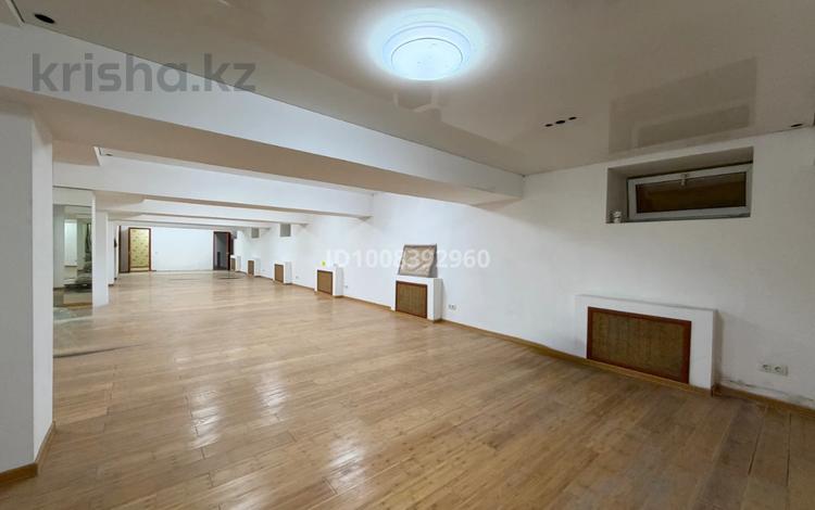 Свободное назначение, офисы, магазины и бутики, склады, салоны красоты, фитнес и спорт, медцентры и аптеки, образование, развлечения, конференц-залы, кабинеты и рабочие места, студии · 225 м² за 790 000 〒 в Алматы, Медеуский р-н — фото 32