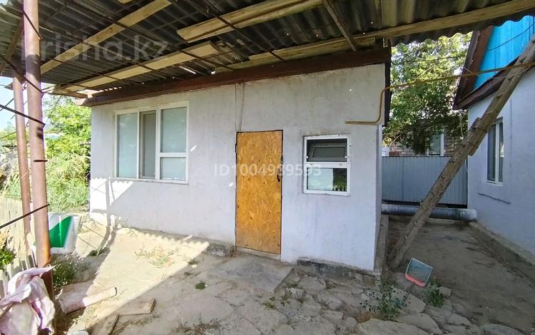 Жеке үй · 2 бөлме · 40 м², Островского 11 — За 8 школы, бағасы: 70 000 〒 в Атырау, мкр Жилгородок — фото 2