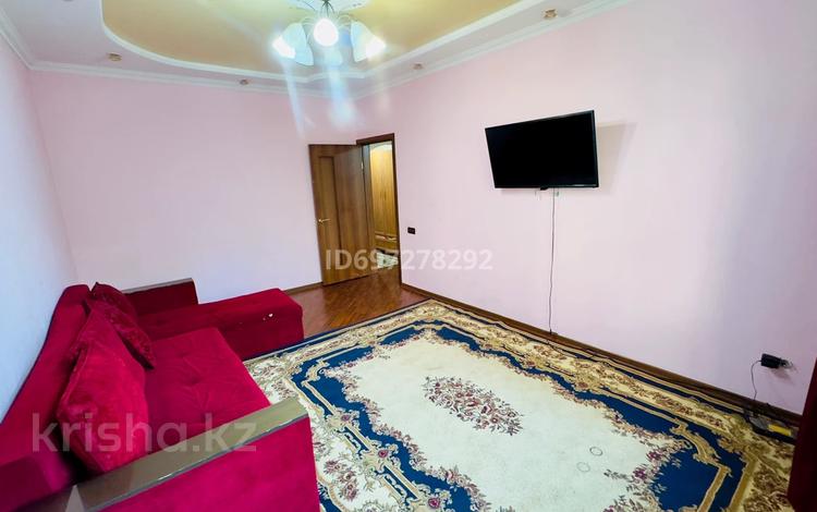 3-комнатная квартира, 90 м², 2/9 этаж посуточно, Сатпаева 93 за 22 000 〒 в Алматы, Алмалинский р-н — фото 2