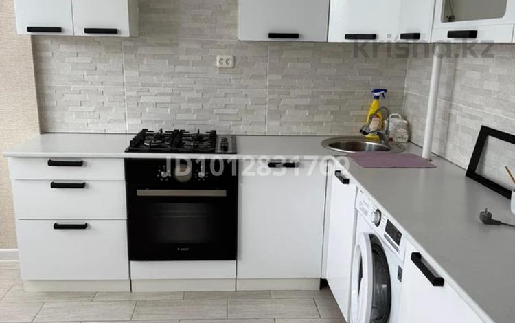 2-бөлмелі пәтер · 56 м² · 2/9 қабат, 4 микрорайон 11 — 3 школы, бағасы: 180 000 ₸ в Аксае — фото 2
