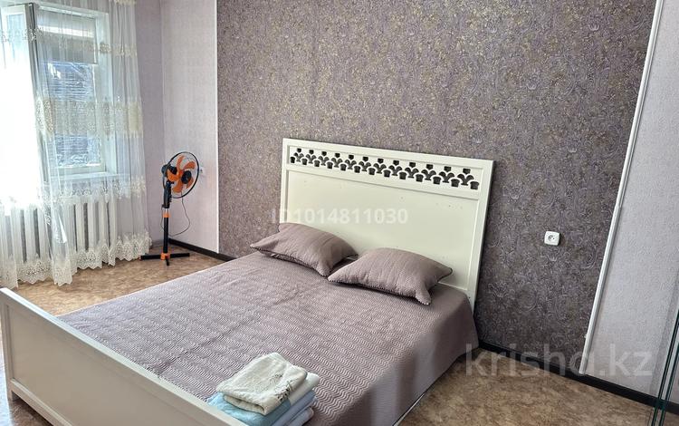 2-комнатная квартира · 50 м² · 5/5 этаж, мкр 5, ЕСЕТ БАТЫР 107 — ТД Жанар - Малый Алия - Вечный огонь за 15 000 ₸ в Актобе — фото 2