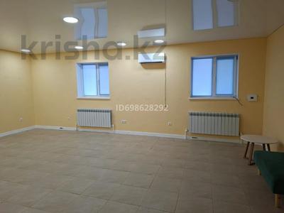 Свободное назначение, офисы, магазины и бутики, салоны красоты, медцентры и аптеки, образование, кабинеты и рабочие места, студии · 38.8 м² за 170 000 〒 в Уральске