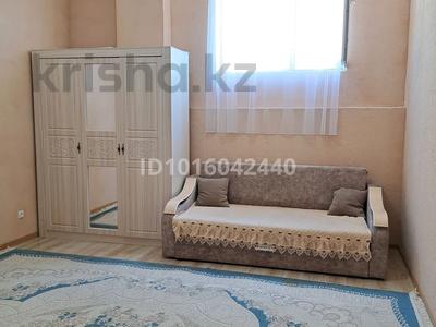 2-бөлмелі пәтер · 70 м² · 1/10 қабат, 16-ш/а. 93 — Трк Актау,школа,байтерек,аптека и минимаркет, бағасы: 120 000 ₸ в 16-й мкр 
