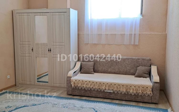 2-бөлмелі пәтер · 70 м² · 1/10 қабат, 16-ш/а. 93 — Трк Актау,школа,байтерек,аптека и минимаркет, бағасы: 120 000 ₸ в 16-й мкр  — фото 2